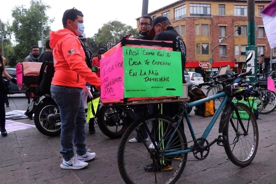 Repartidores firmaron un pliego petitorio junto a candidatos de MC, donde estos se comprometen a luchar por mejorar condiciones laborales.