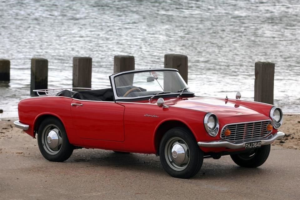En 1964, Honda S600 ganó la carrera de los 500 km de Nürburgring en la categoría Gran Turismo de 1000 cc.