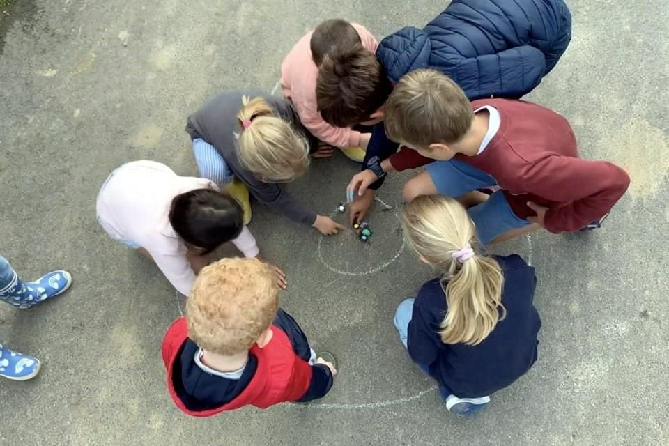 Niños jugando con canicas en la localidad de Pajottenland, Bélgica.