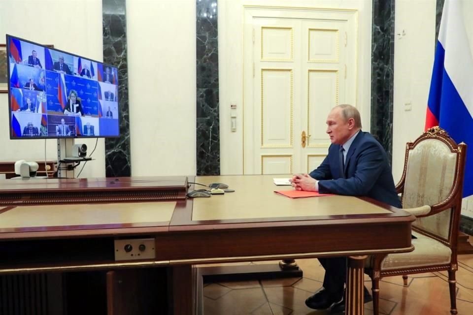 El Presidente Vladimir Putin encabeza una reunión virtual con su Consejo de Seguridad.