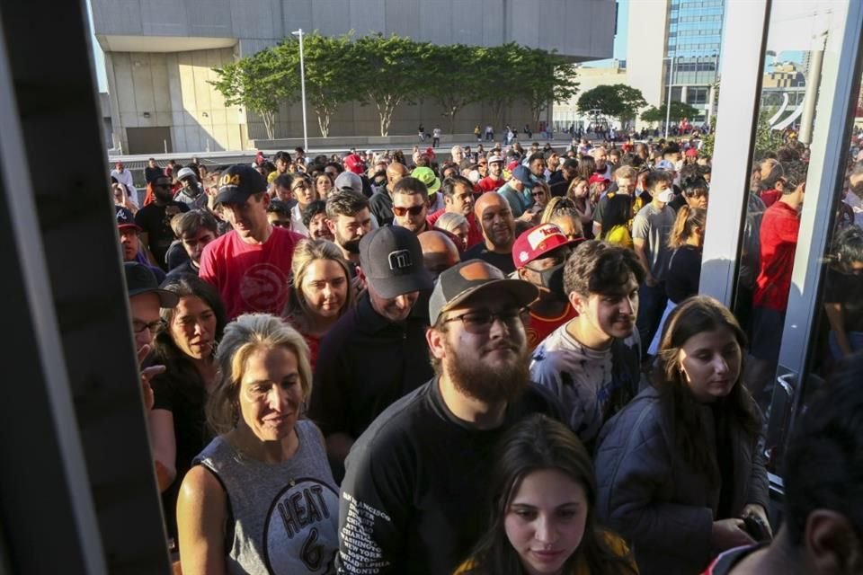 Cientos de aficionados esperaron afuera de la arena para poder entrar.