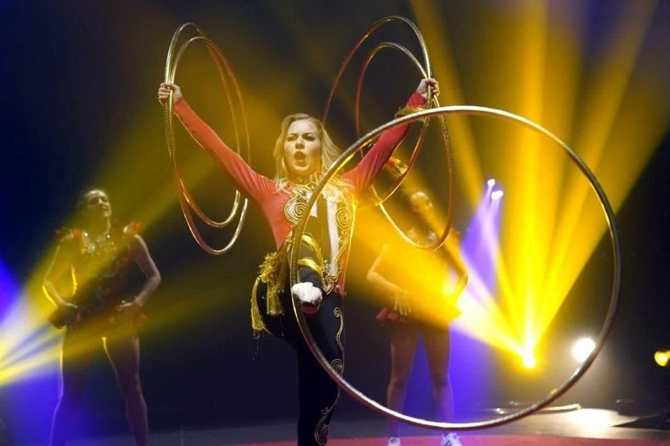 Ucranianas que huyeron de la guerra se presentan en el circo itinerante Flip.