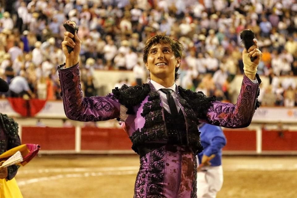 El peruano, sonriente, presume las dos orejas que cortó.