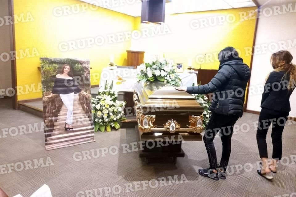 A la ceremonia que inició a las 8:00 horas, estuvieron presentes los papás de la joven, Mario y Dolores, así como familiares y amigos.