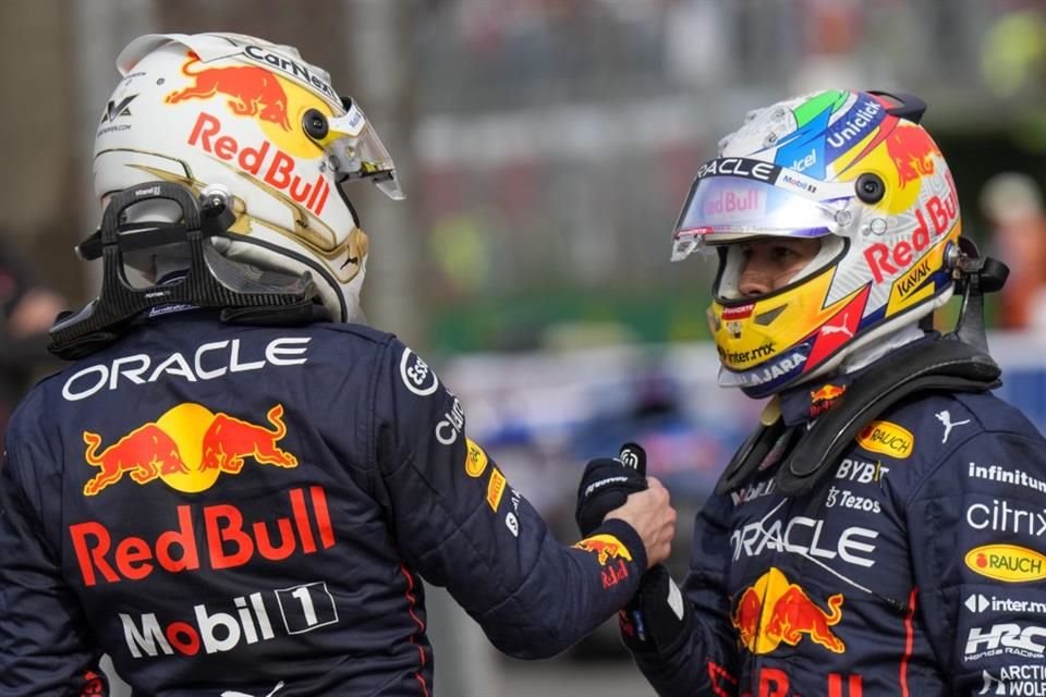 Max y Checo al finalizar la prueba en Imola.