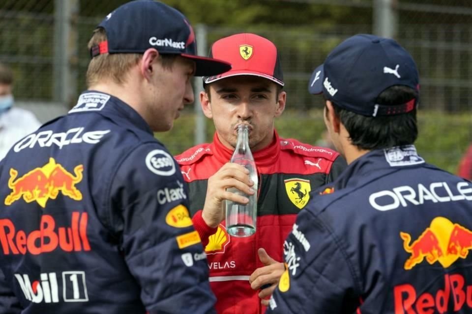 Charles Leclerc, de Ferrari, se unió a la plática con los coequiperos de Red Bull.