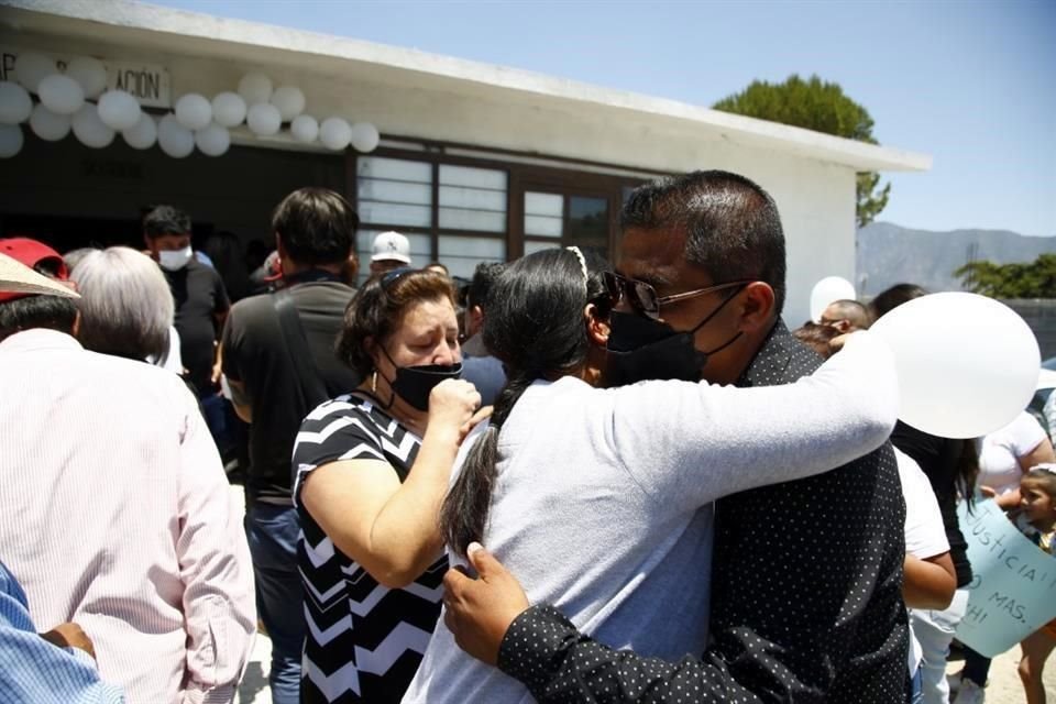 Los restos de Debanhi Escobar, de 18 años, son trasladados a Galeana y despedidos por vecinos y familiares.