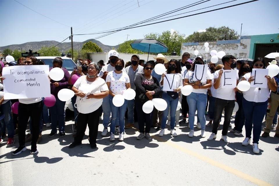 Los restos de Debanhi Escobar, de 18 años, son trasladados a Galeana y despedidos por vecinos y familiares.