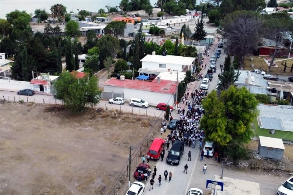 Los restos de Debanhi Escobar, de 18 años, son trasladados a Galeana y despedidos por vecinos y familiares.