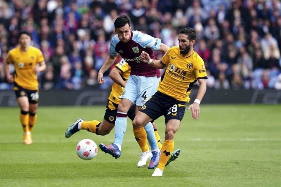 El Wolverhampton las pasó mal en su visita al Burnley.