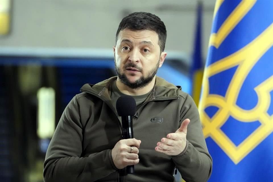 El Presidente ucraniano Volodymyr Zelensky responde a preguntas en una conferencia de prensa en Kiev.