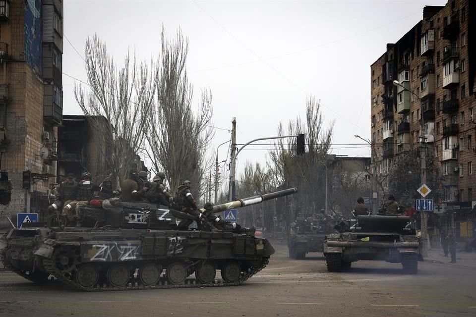 Tanques rusos avanzan por las calles de Mariúpol, ciudad que ya controlan casi en su totalidad.