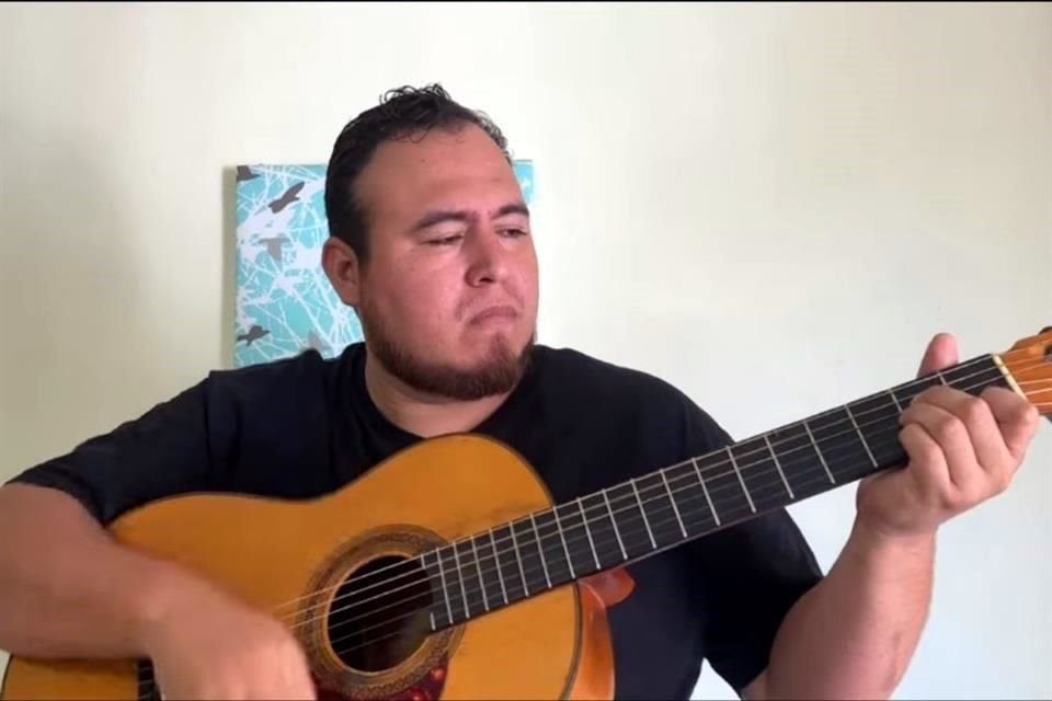 Oscar Cortés toca la guitarra y canta la canción en la que clama justicia.