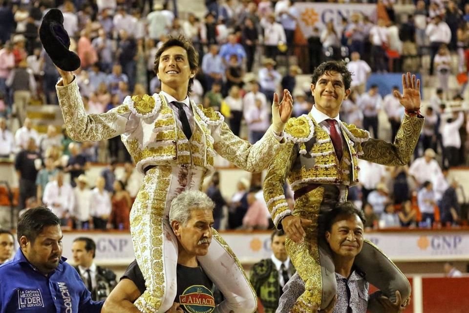 Andrés Roca Rey y Luis David Adame salieron en hombros de la plaza aguascalentense.