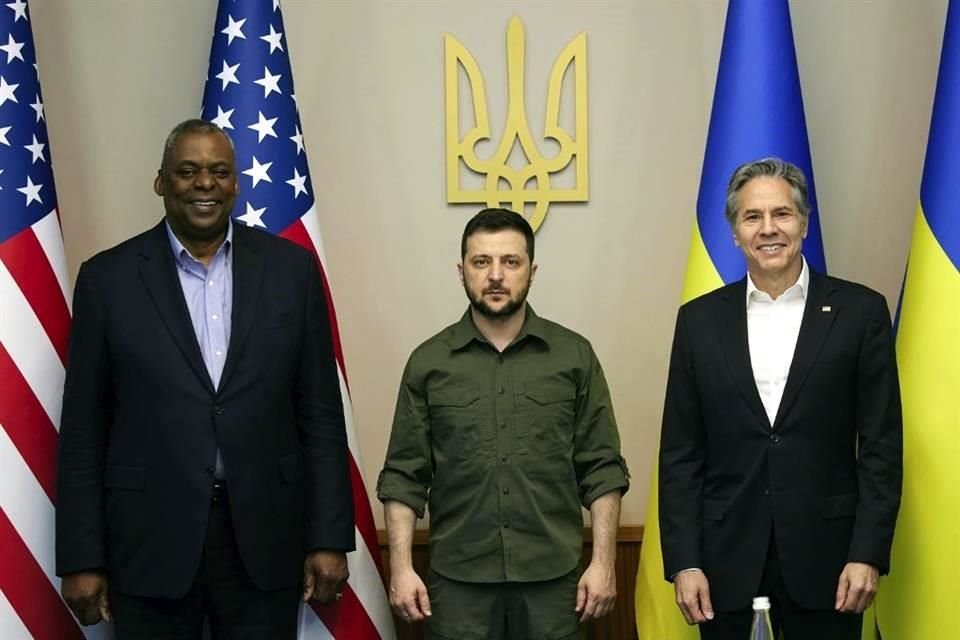 El Secretario de Defensa de EU, Lloyd Austin, el Presidente ucraniano, Volodymyr Zelensky, y el Secretario de Estado de EU, Antony Blinken, en una foto en Kiev.