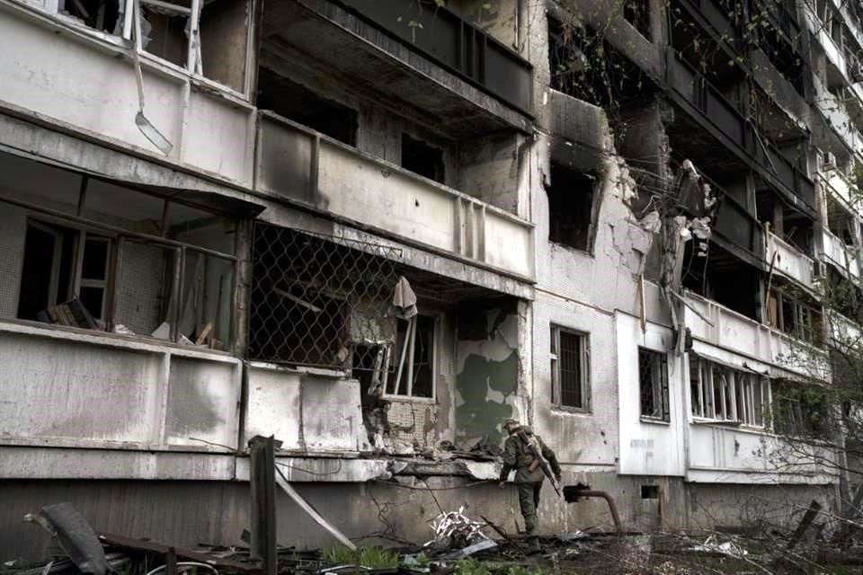 Un soldado ucraniano inspecciona un edificio bombardeado en la región de Járkov, Ucrania.