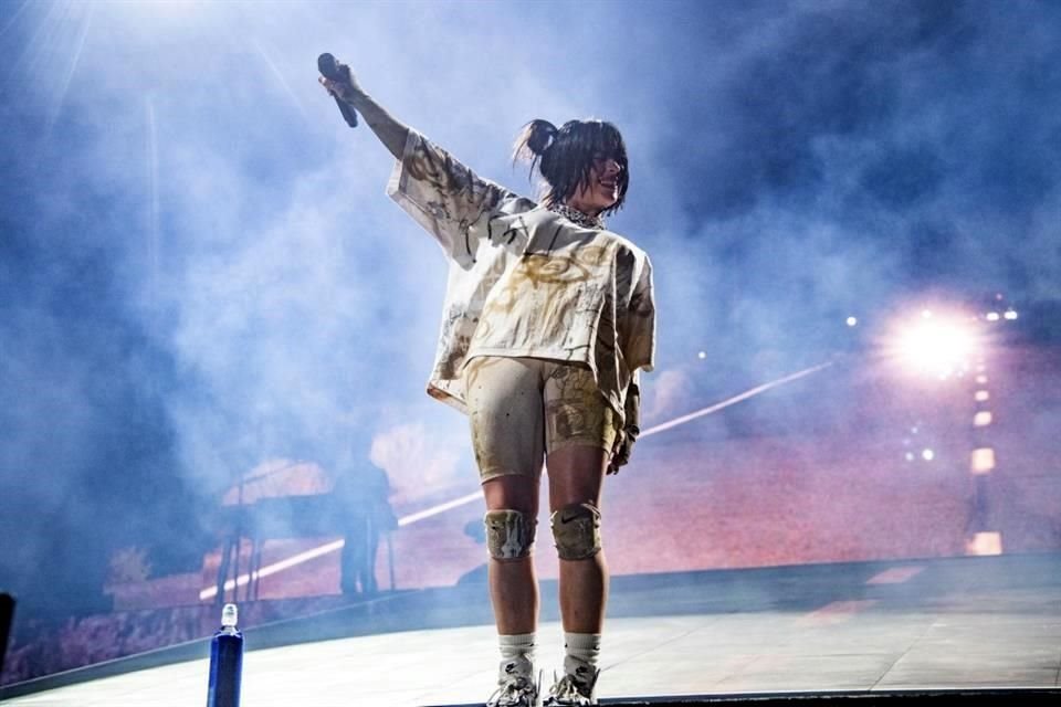 La cantante Billie Eilish, de 20 años, se tropezó en el escenario de Coachella, el sábado por la noche, ante la sorpresa de todos sus fans.