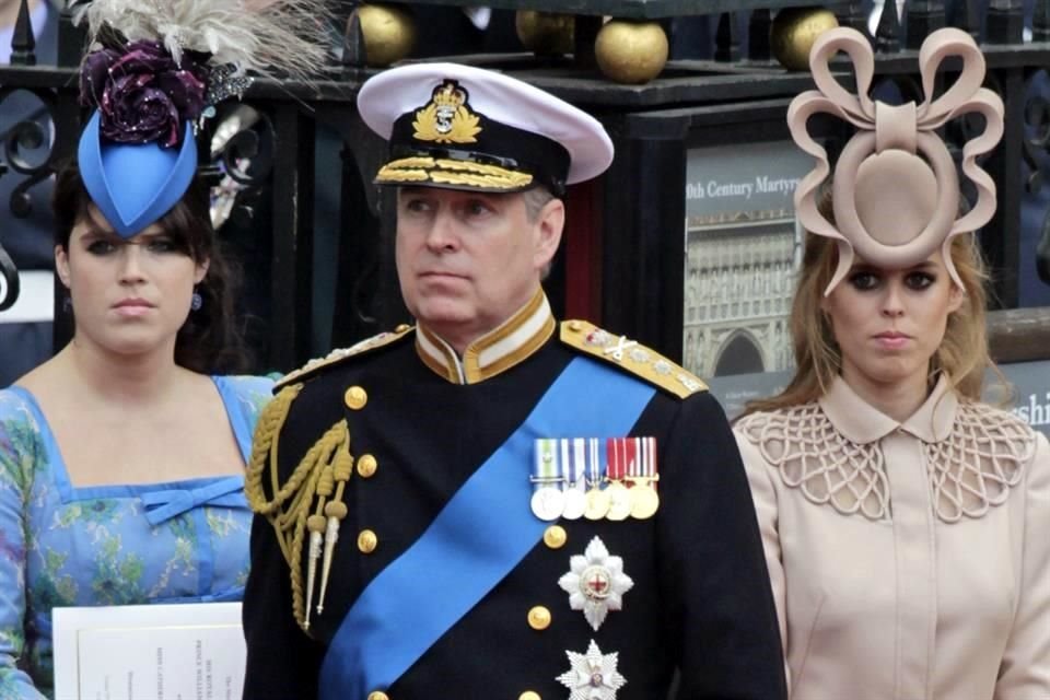 De acuerdo con un nuevo libro, el Príncipe Guillermo quiere desterrar a su tío, el Príncipe Andrés (al centro), de la Familia Real, tras escándalo sexual.