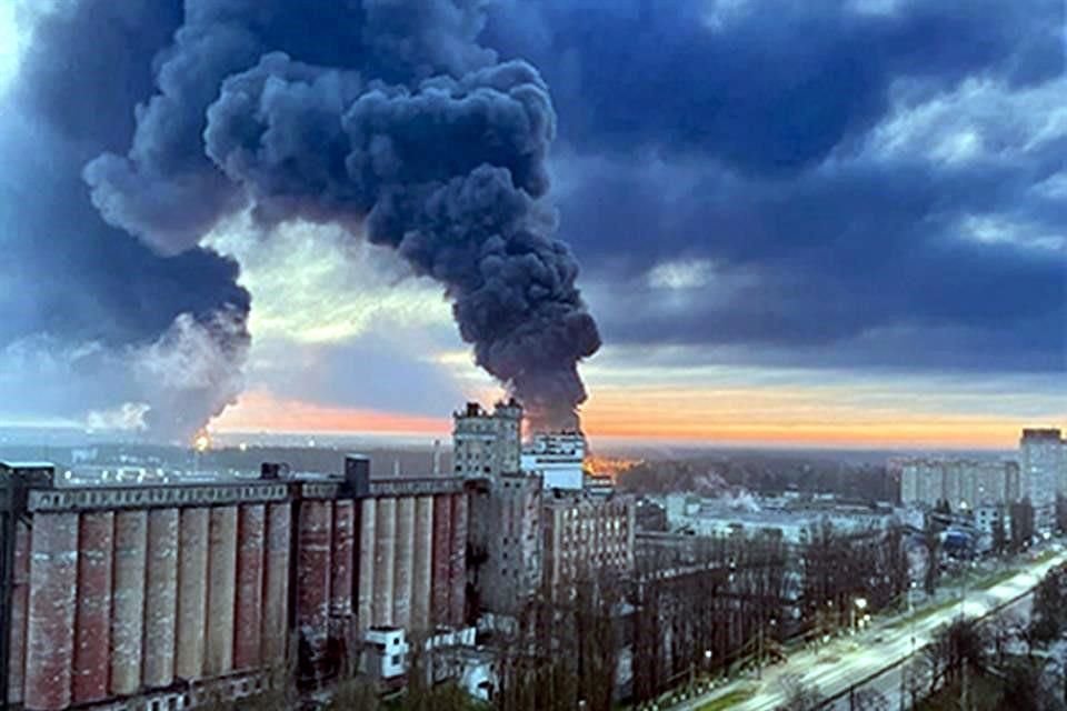 El humo se elevó sobre la ciudad de Bryansk tras los incendios de los depósitos de combustible.