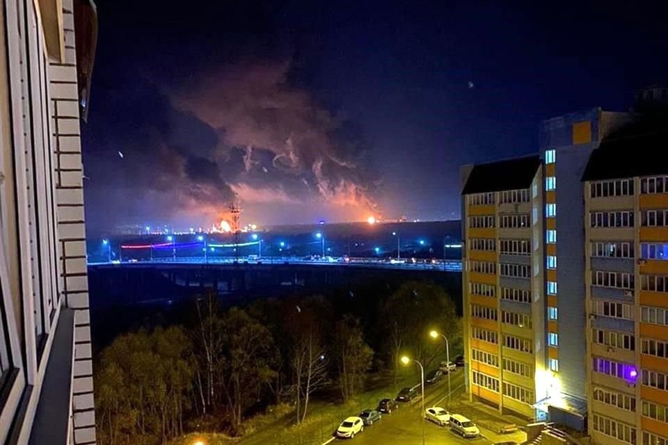 Otra vista de la ciudad de Bryansk, Rusia, durante los invendios de los depósitos.