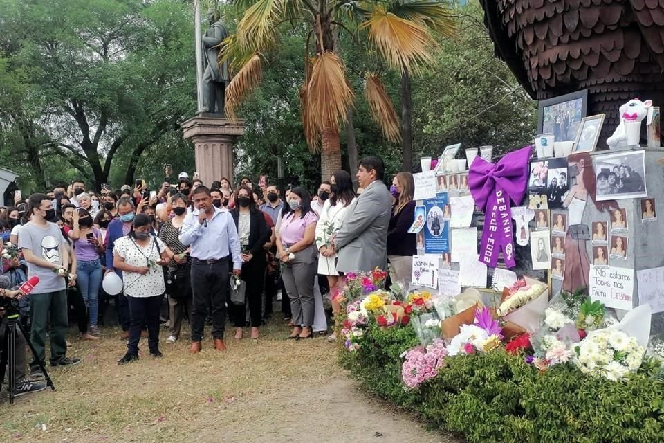 El punto de reunión fue en la escultura de la lechuza, donde se colocó un altar con fotografías, flores, mensajes y velas en memoria de Debanhi.