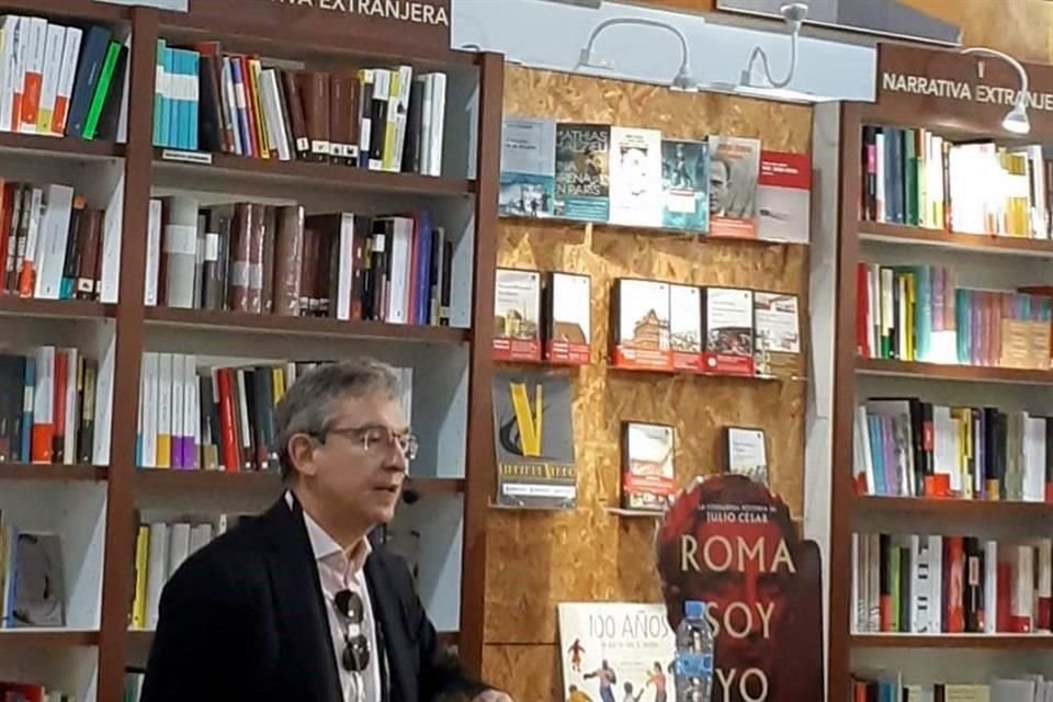 El escritor Santiago Posteguillo durante una presentación de la novela en Sevilla.