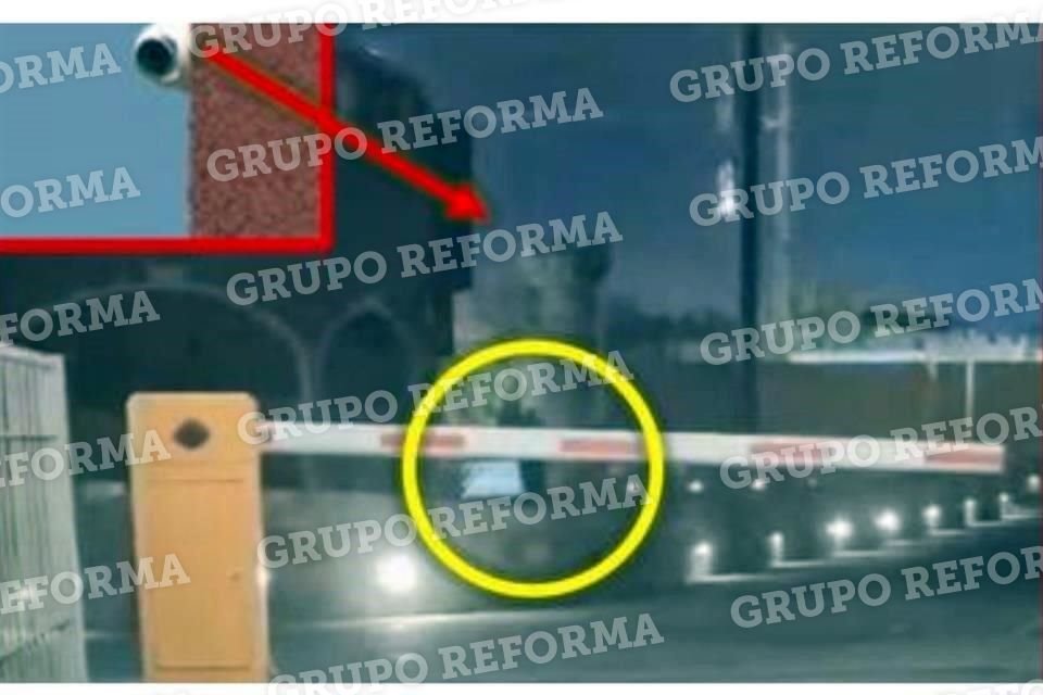 Se observa a una persona ingresar al motel por el acceso vehicular caminando. En el arco de la entrada al motel se tiene la primera cámara de vigilancia (recuadro).