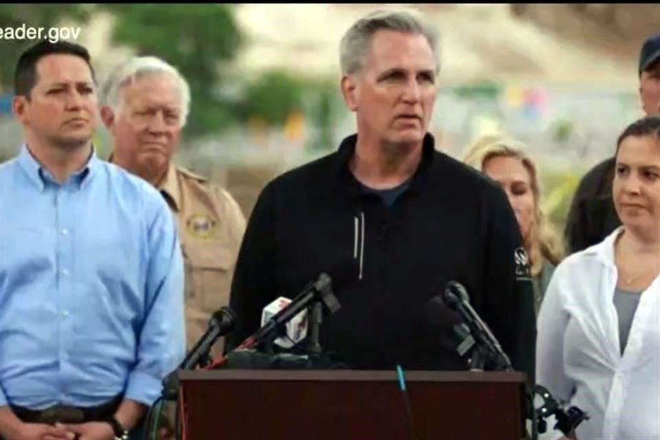 El líder de la minoría republicana en la Cámara de Representantes, Kevin McCarthy, visitó Eagle Pass, Texas.