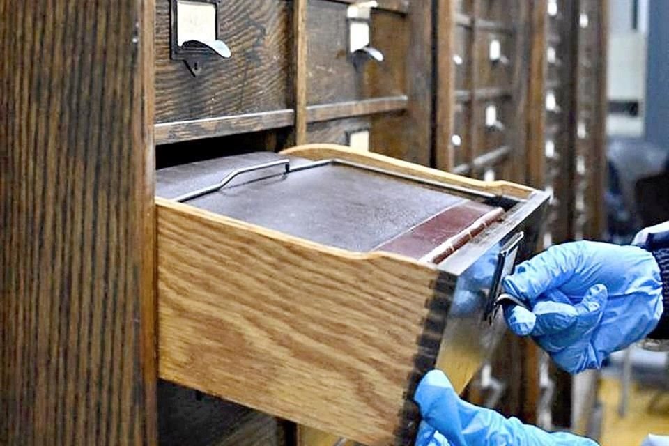 Son más de 13 mil expedientes que contienen lo mismo cartas  que planes de estudios de la Academia, información sobre profesores y estudiantes y papeles relativos a las obras realizadas en la CDMX.