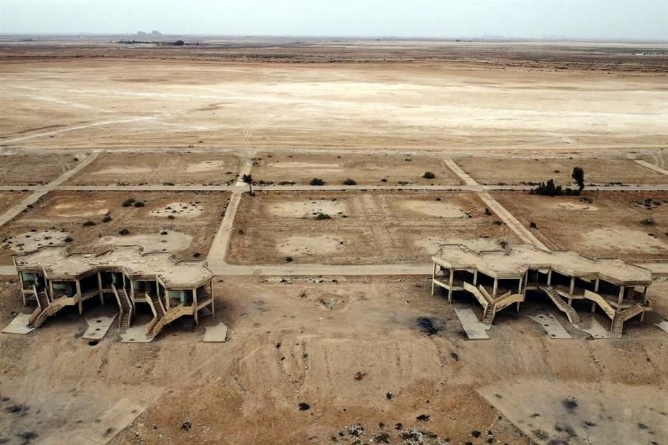Esa imagen muestra hoteles e instalaciones turísticas abandonadas en el Lago Sawa de Irak que está completamente seco debido al cambio climático y el aumento de la temperatura.