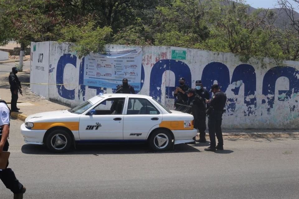 Los cuerpos fueron hallados al interior de un taxi.