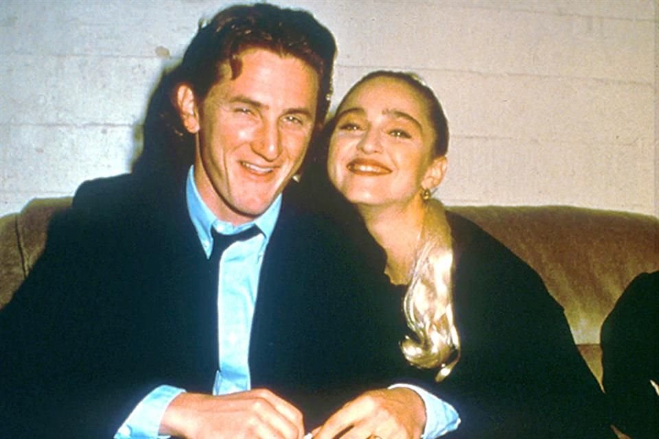 Su primer enlace fue en 1985 con la cantante Madonna, dos años mayor que él. Se separaron en el 89.