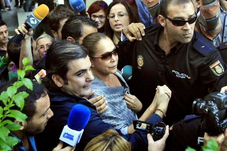 La cantante Isabel Pantoja (al centro) fue absuelta del supuesto delito de insolvencia punible, por lo que se libró de pasar tres años en la cárcel.