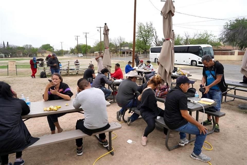 Migrantes que se ofrecieron a participar en la política del Gobernador texano, Greg Abbott.