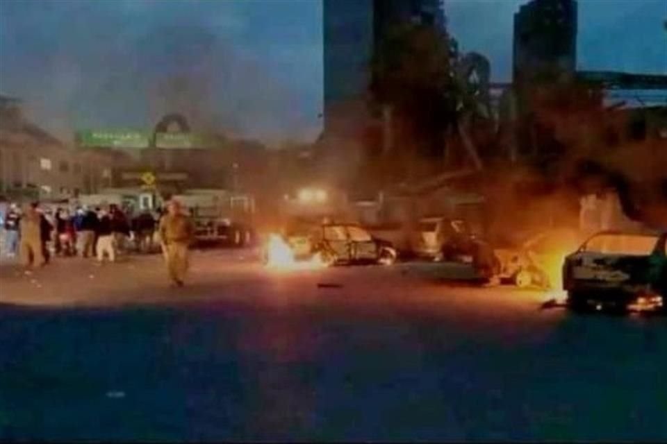 Los primeros reportes señalan que entre las 4:00 y 4:45 horas un grupo de choque llegó a la puerta 3 de la fábrica ubicada en Ciudad Cooperativa La Cruz Azul.