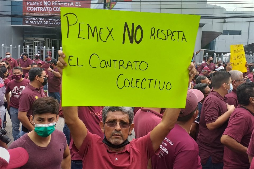 Miembros del Sindicato de Trabajadores Petroleros de la República Mexicana protestaron por basificaciones.