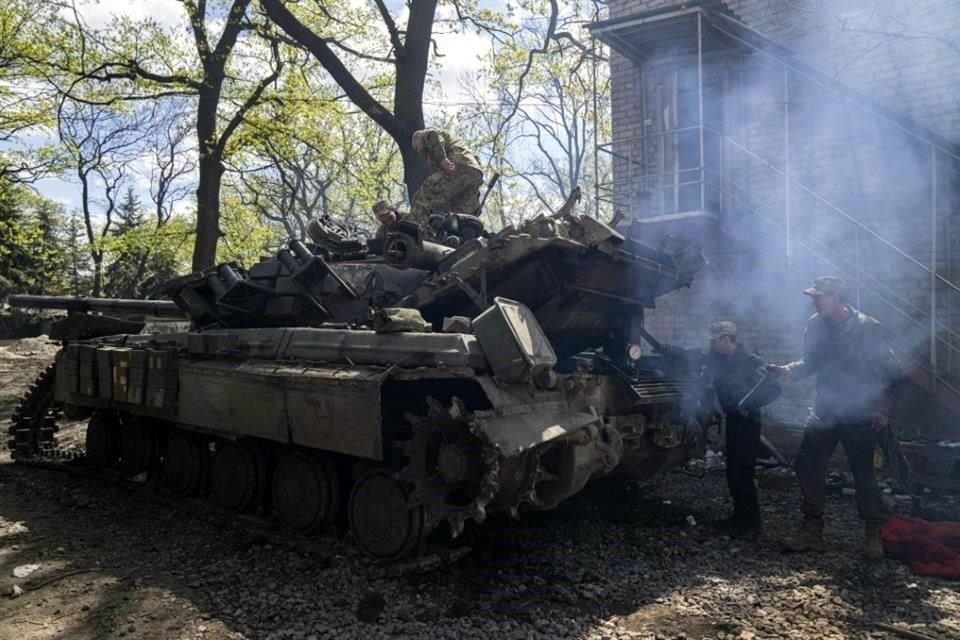 Ucranianos reparan un tanque después de pelear con los rusos en la región de Donetsk.