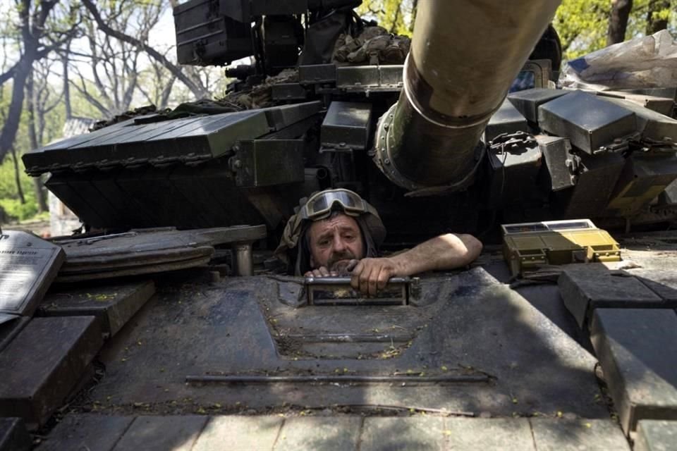 Un soldado ucraniano entra a un tanque para hacer reparaciones, en la región de Donetsk.