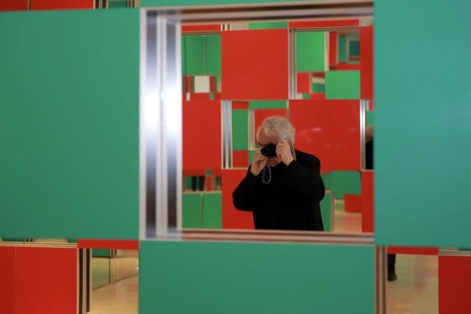 Las piezas de Buren muestran esculturas modulares compuestas con cuadrados de diversos volúmenes y colores, y diseñadas para las paredes de la Galería Hilario Galguera.