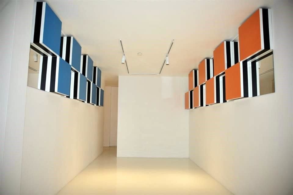 Compuestas con cuadrados de diversos volúmenes y colores, intercalados con espejos, las piezas fueron diseñadas específicamente para las paredes de la galería.