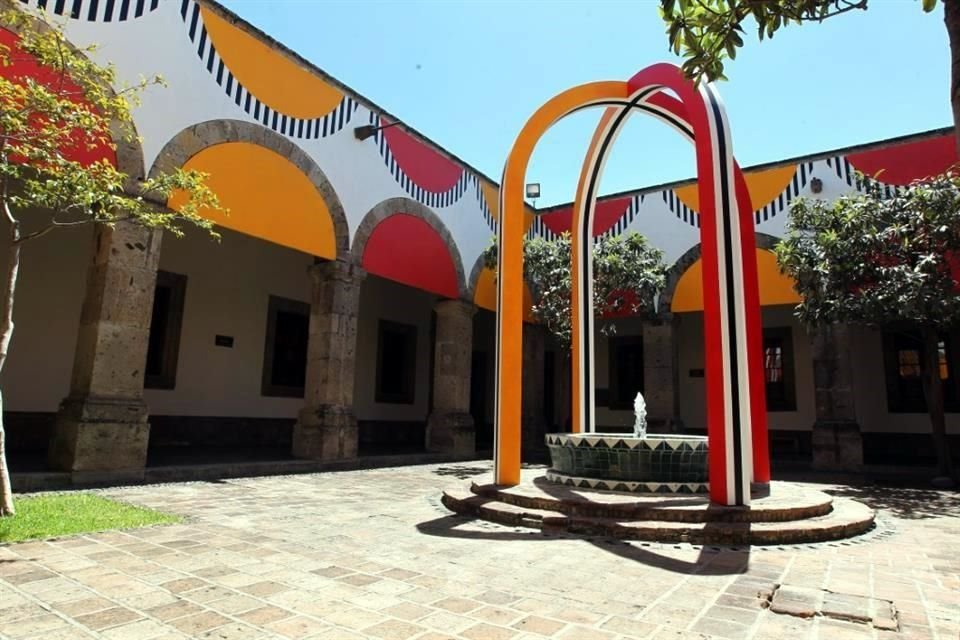 HOSPICIO CABAÑAS. En el 2014, intervino casi toda la extensión del recinto, en Guadalajara. El proyecto se tituló 'De un patio a otro: laberinto'.
