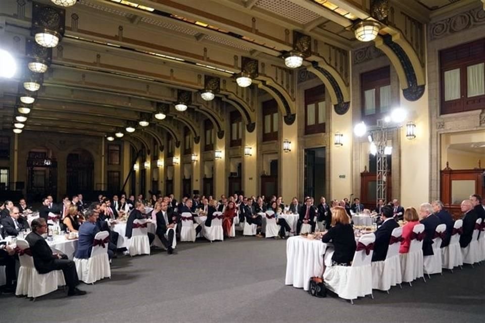 En cena en Palacio Nacional, López Obrador abordó con empresarios de EU las oportunidades de inversión en el País.
