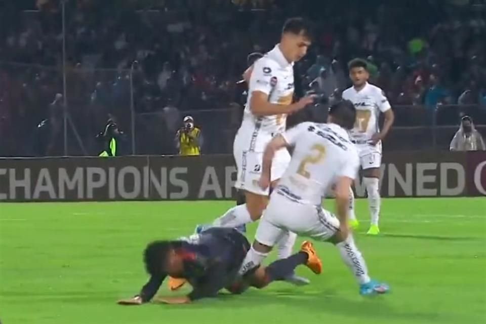 El jugador rival cayó sobre la pierna izquierda del lateral mexicano.