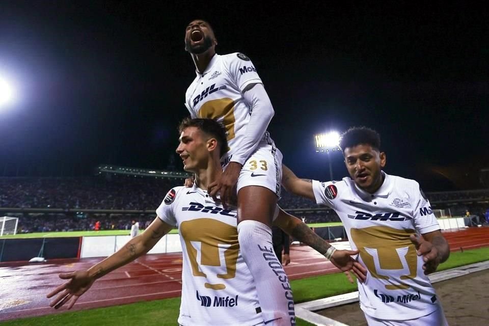 Dinenno fue la figura del partido para los Pumas.