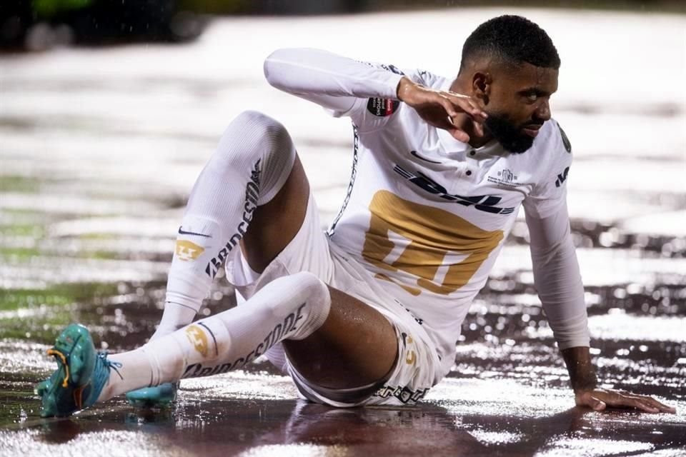 El juego se disputó bajo una fuerte lluvia.