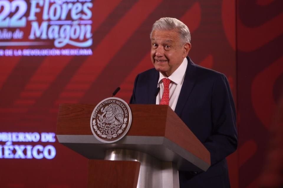 El Presidente en conferencia de prensa.