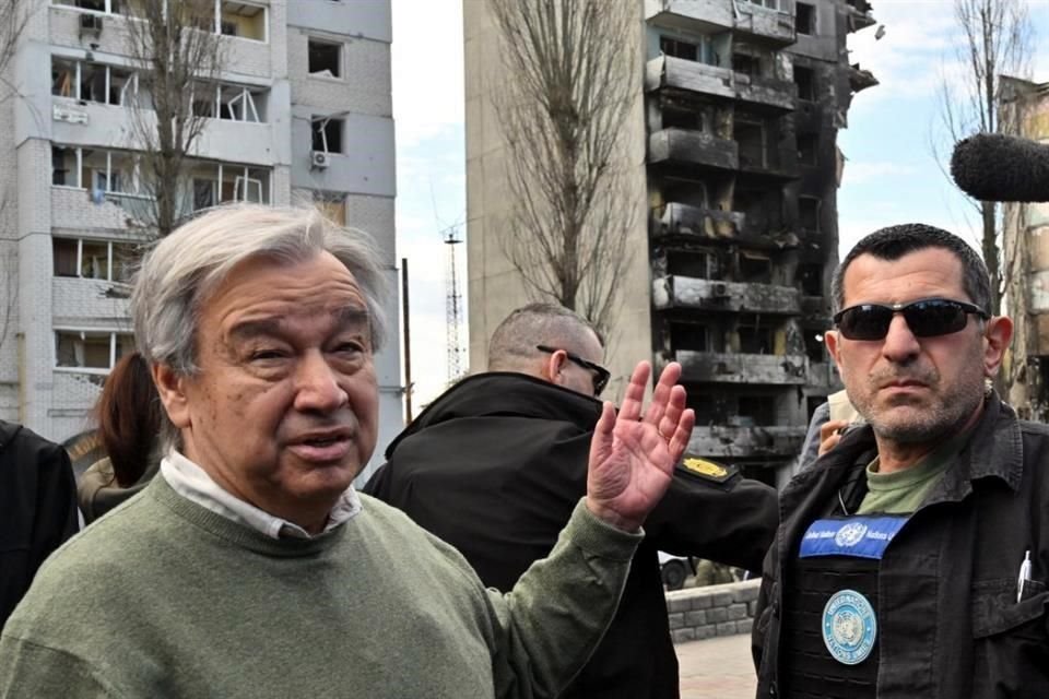 El secretario general de la ONU, Antonio Guterres, durante su visita en las afueras de Kiev.