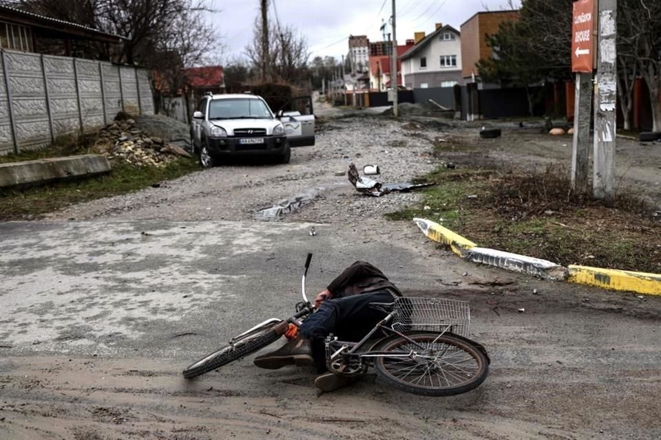 Un civil muerto a inicios de abril en la ciudad de Bucha, después de que las tropas rusas se retiraran de ahí.