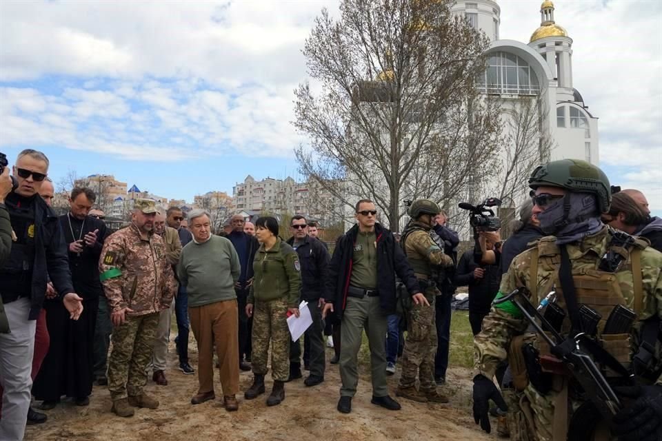 Antonio Guterres durante su visita a las afueras de Kiev.