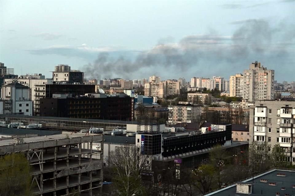 El humo de las explosiones se dispersa en el cielo de Kiev.